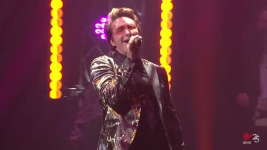 
											Vignette pour Mark Holmes et Sergio Galli de Platinum Blonde interprètent Crying Over You – Le rocher de la renommée du Canada												