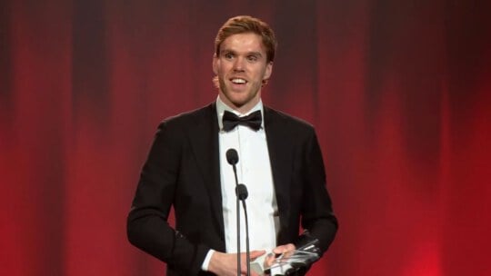 
											Vignette pour Connor McDavid – Célébration du 25e anniversaire de l’Allée des célébrités canadiennes												