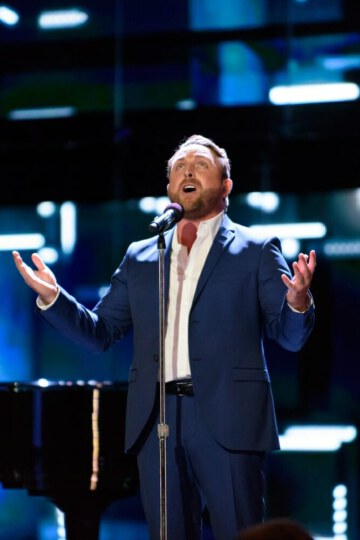 Johnny Reid singing at 2015 broadcast show