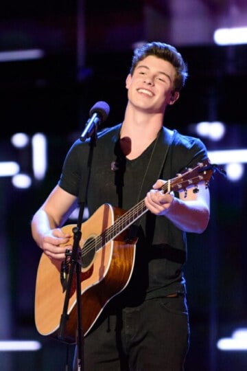 Shawn Mendes playing guitar at 2015 broadcast show