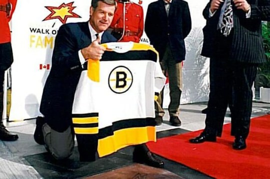 Bobby Orr with star at the 2006 Red Carpet event