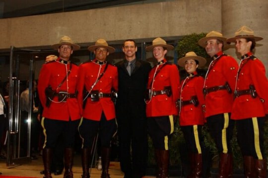 Jim Carrey with mounties at the 2006 Red Carpet event