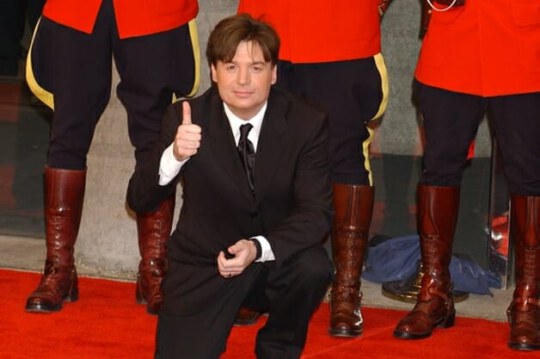 Mike Myers with thumbs up at the 2006 Red Carpet event